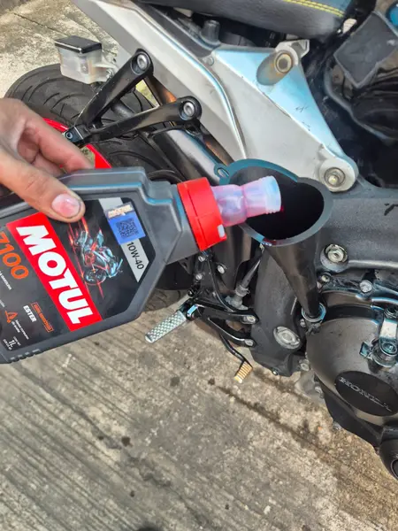 Llenado de aceite Motul en una moto
