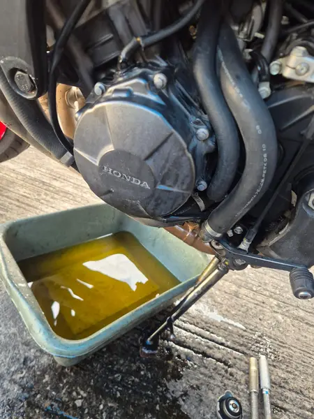 Drenado de aceite de una moto Honda