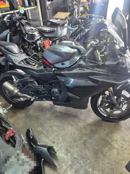 Moto deportiva en servicio dentro del taller