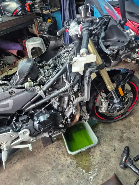 Moto desarmada para revisión de motor