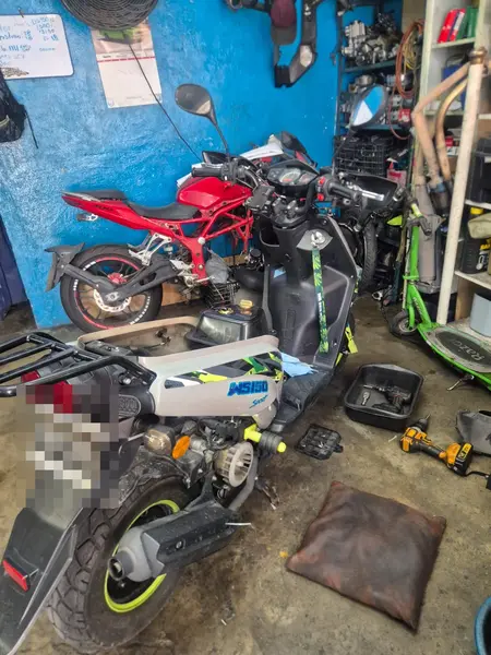 Interior del taller con motos en servicio
