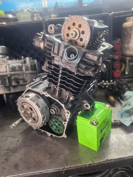 Motor armado sobre la mesa de trabajo